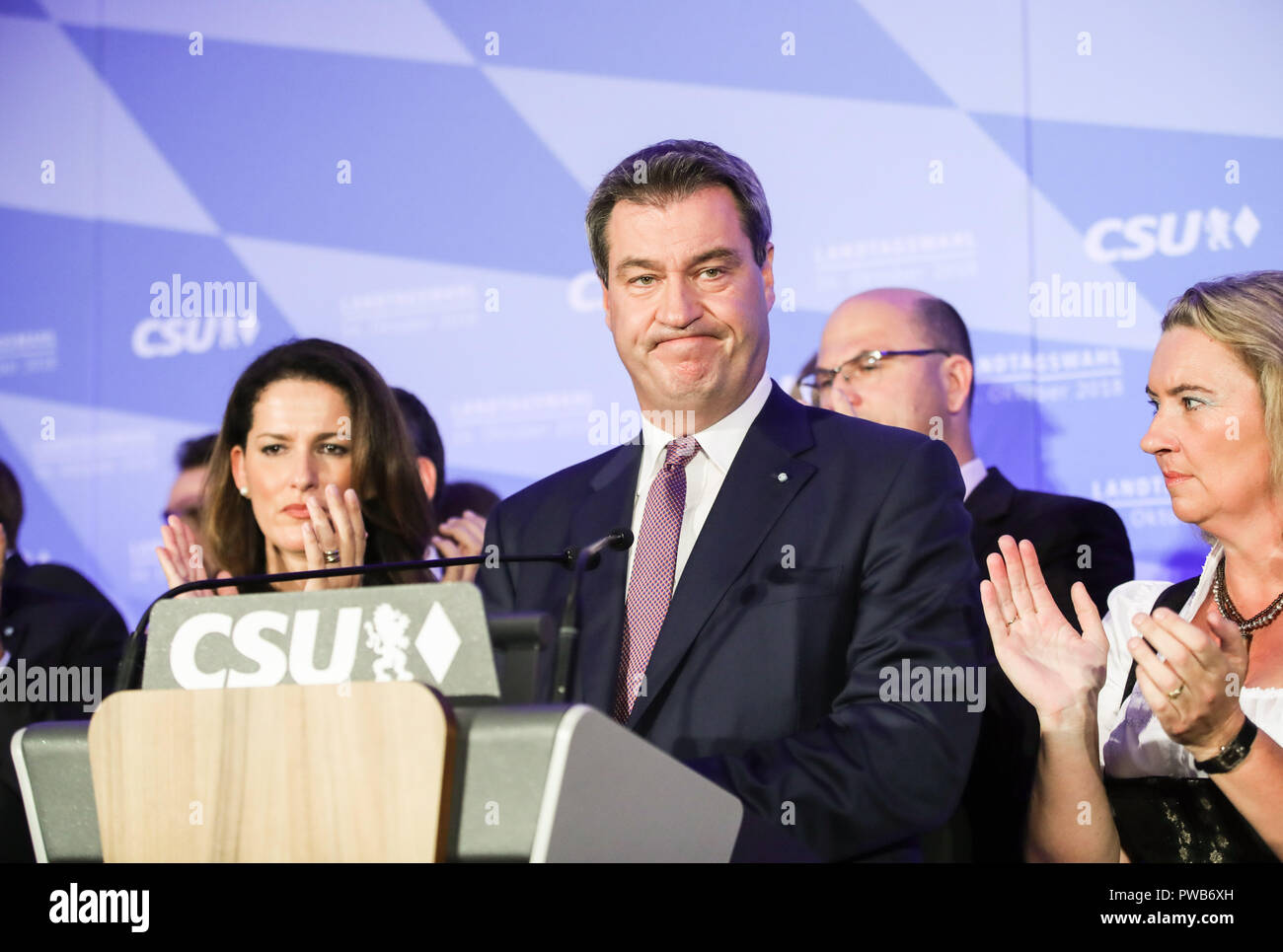 München, Deutschland. 14 Okt, 2018. Deutsche Christliche Soziale Union Kandidaten und Bayerische Ministerpräsident Markus Soeder (C) reagiert, als er eine Rede nach der ersten Prognose im Maximilianeum in München, Deutschland, am Okt. 14, 2018 liefert. Die Christlich Soziale Union (CSU), eine der drei Regierungsparteien in Deutschland, erlitt große Verluste Sonntag in der Landtagswahl in Bayern, nach dem ursprünglichen Prognose durch die öffentlich-rechtlichen Sender ARD und ZDF. Credit: Shan Yuqi/Xinhua/Alamy leben Nachrichten Stockfoto