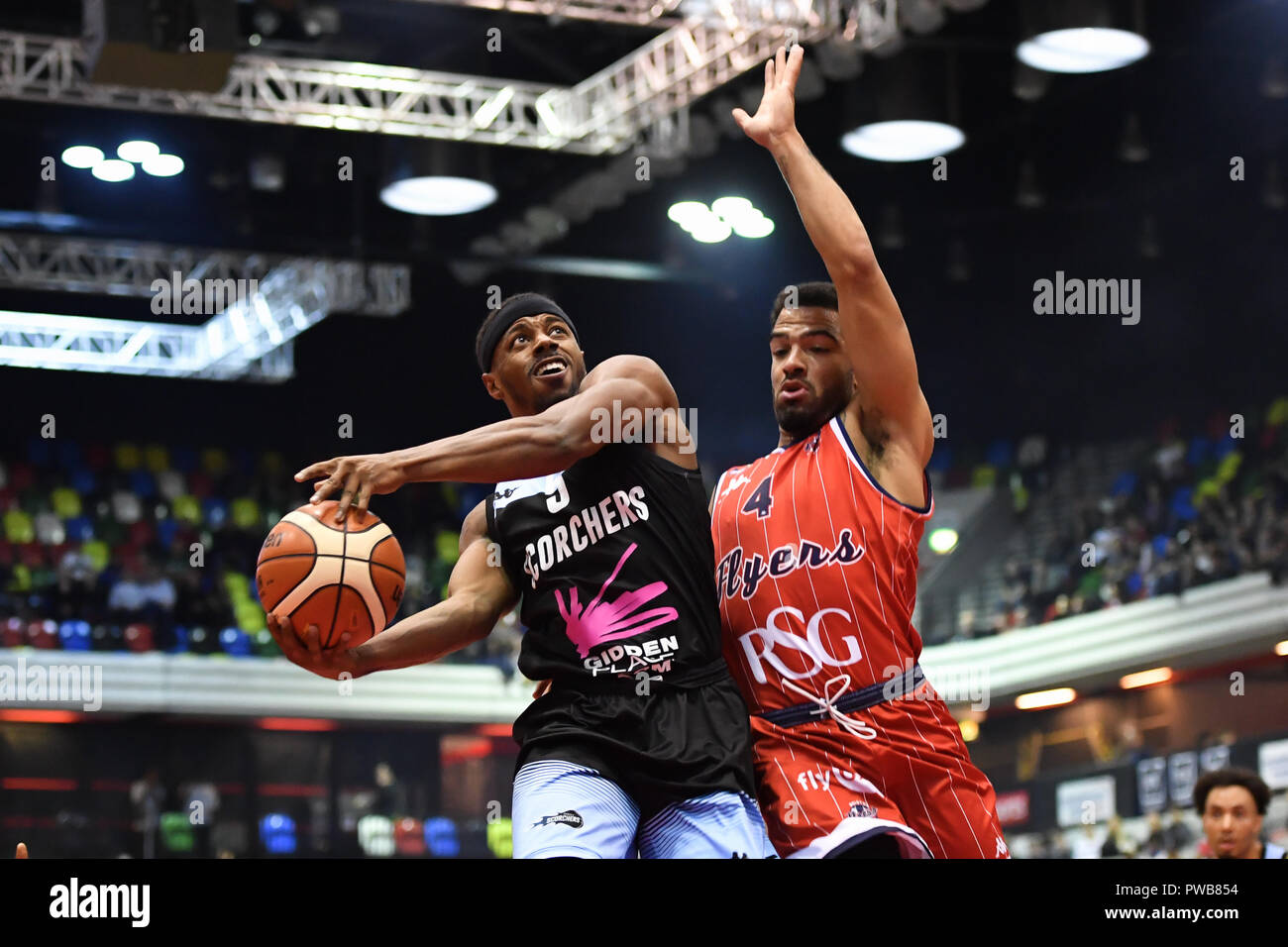 London, Großbritannien. 14 Okt, 2018. Quincy Taylor von Surrey Scorchers und Lewis Champion von Bristol Flyer in Aktion während der britischen Basketball - ALL STARS BASKETBALL 2018 Kupfer, Arena am Sonntag, den 14. Oktober 2018. LONDON ENGLAND. (Nur redaktionelle Nutzung, eine Lizenz für die gewerbliche Nutzung erforderlich. Keine Verwendung in Wetten, Spiele oder einer einzelnen Verein/Liga/player Publikationen.) Credit: Taka Wu/Alamy leben Nachrichten Stockfoto