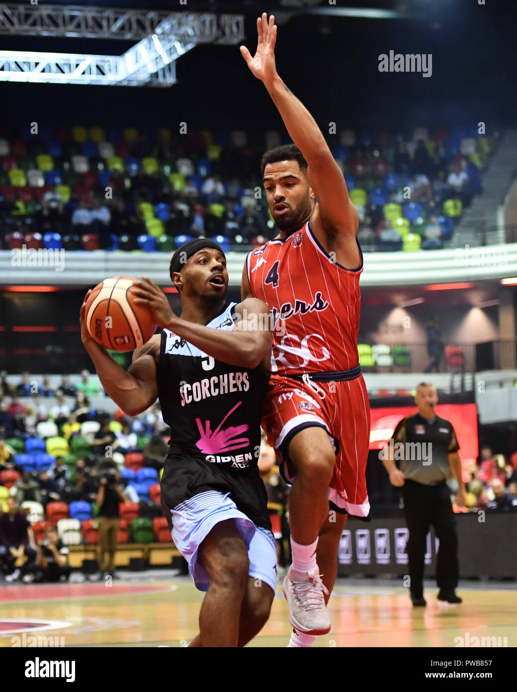 London, Großbritannien. 14 Okt, 2018. Quincy Taylor von Surrey Scorchers und Lewis Champion von Bristol Flyer in Aktion während der britischen Basketball - ALL STARS BASKETBALL 2018 Kupfer, Arena am Sonntag, den 14. Oktober 2018. LONDON ENGLAND. (Nur redaktionelle Nutzung, eine Lizenz für die gewerbliche Nutzung erforderlich. Keine Verwendung in Wetten, Spiele oder einer einzelnen Verein/Liga/player Publikationen.) Credit: Taka Wu/Alamy leben Nachrichten Stockfoto