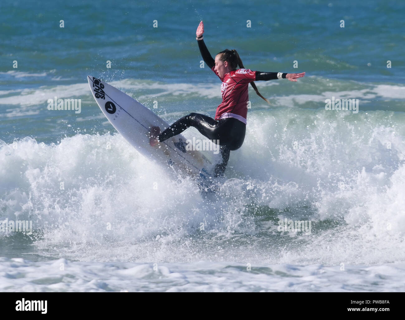 Newquay, Cornwall, England. 14 Okt, 2018. Emily Matthews surft auf die einzelnen Frauen Cup die Swansea unii an der 2018 Britische Universitäten und Hochschulen Surfen Wettbewerb Fistral Beach 14. Oktober 2018, Robert Taylor/Alamy leben Nachrichten Newquay, Cornwall, England. Credit: Robert Taylor/Alamy leben Nachrichten Stockfoto