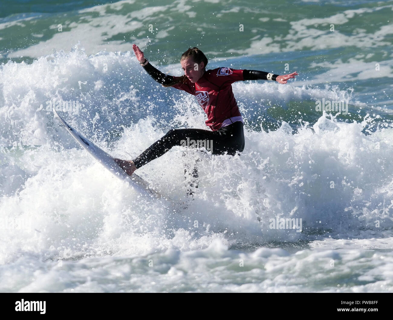 Newquay, Cornwall, England. 14 Okt, 2018. Emily Matthews surft auf die einzelnen Frauen Cup die Swansea unii an der 2018 Britische Universitäten und Hochschulen Surfen Wettbewerb Fistral Beach 14. Oktober 2018, Robert Taylor/Alamy leben Nachrichten Newquay, Cornwall, England. Credit: Robert Taylor/Alamy leben Nachrichten Stockfoto