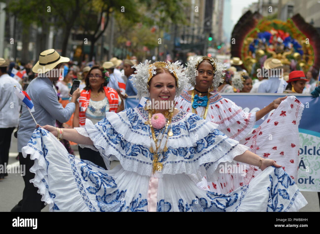 New York City: Der 54 Hispanic Day Parade marschiert Fifth Avenue am Sonntag, 14. Oktober 2018. Tausende von Hispanic New Yorker teil, und die bunten kulturellen Parade gesehen in Midtown, Manhattan. Credit: Ryan Rahman/Alamy leben Nachrichten Stockfoto