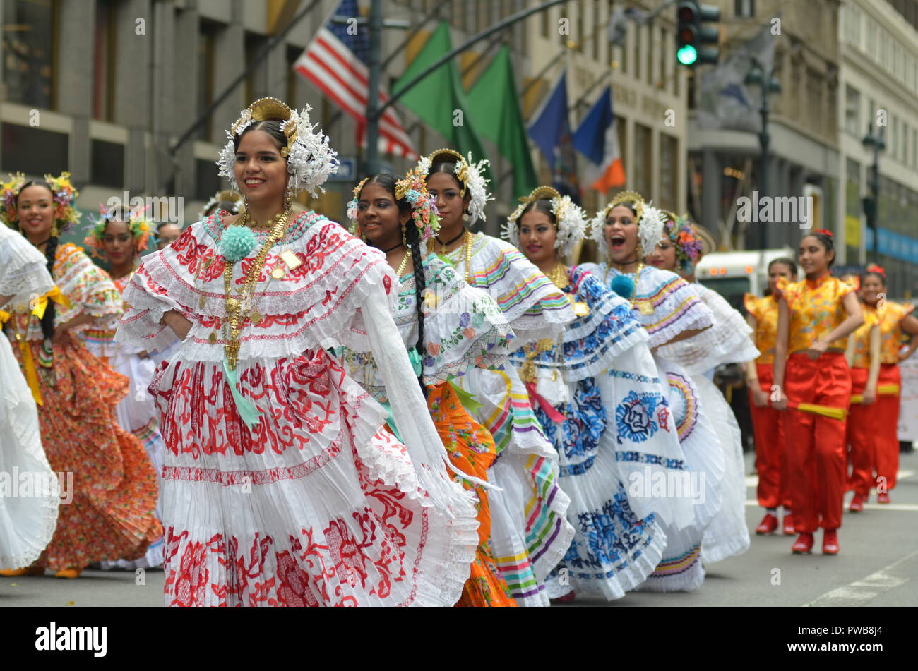 New York City: Der 54 Hispanic Day Parade marschiert Fifth Avenue am Sonntag, 14. Oktober 2018. Tausende von Hispanic New Yorker teil, und die bunten kulturellen Parade gesehen in Midtown, Manhattan. Credit: Ryan Rahman/Alamy leben Nachrichten Stockfoto