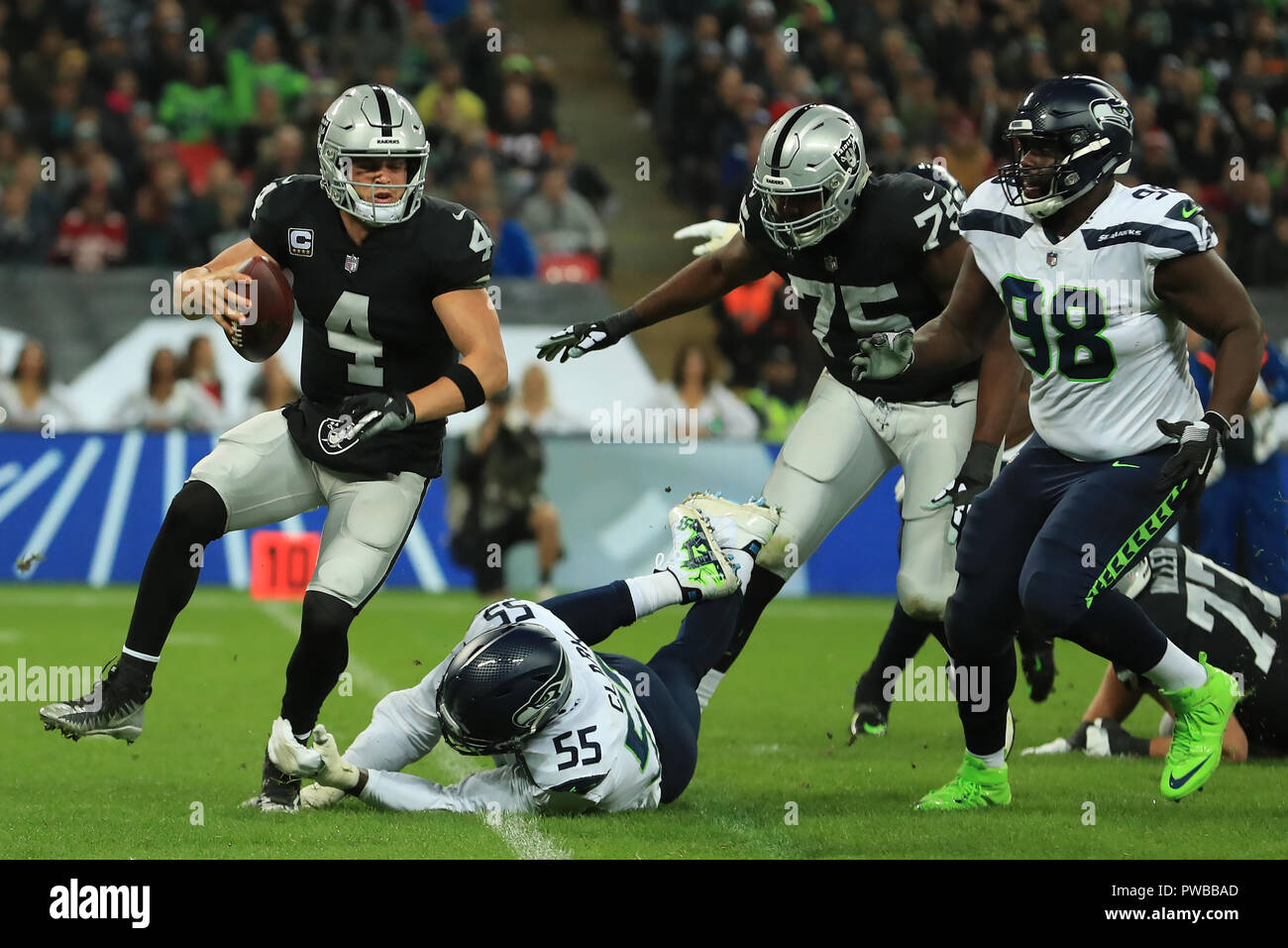 Wembley Stadion, London, UK. 14 Okt, 2018. NFL in London, Spiel eins, Seattle Seahawks gegen Oakland Raiders; Frank Clark der Seattle Seahawks Säcke Quarterback Derek Carr der Oakland Raiders Credit: Aktion plus Sport/Alamy leben Nachrichten Stockfoto