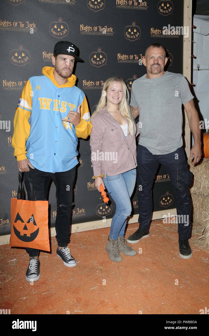 Calabasas, CA. 10 Okt, 2018. Dave Osaka, Trista Liddell, Chuck Liddell in der Ankunftshalle für Nächte Der Jack Halloween Aktivierung Launch Party, King Gillette Ranch, Calabasas, CA, 10. Oktober 2018. Credit: Priscilla Grant/Everett Collection/Alamy leben Nachrichten Stockfoto