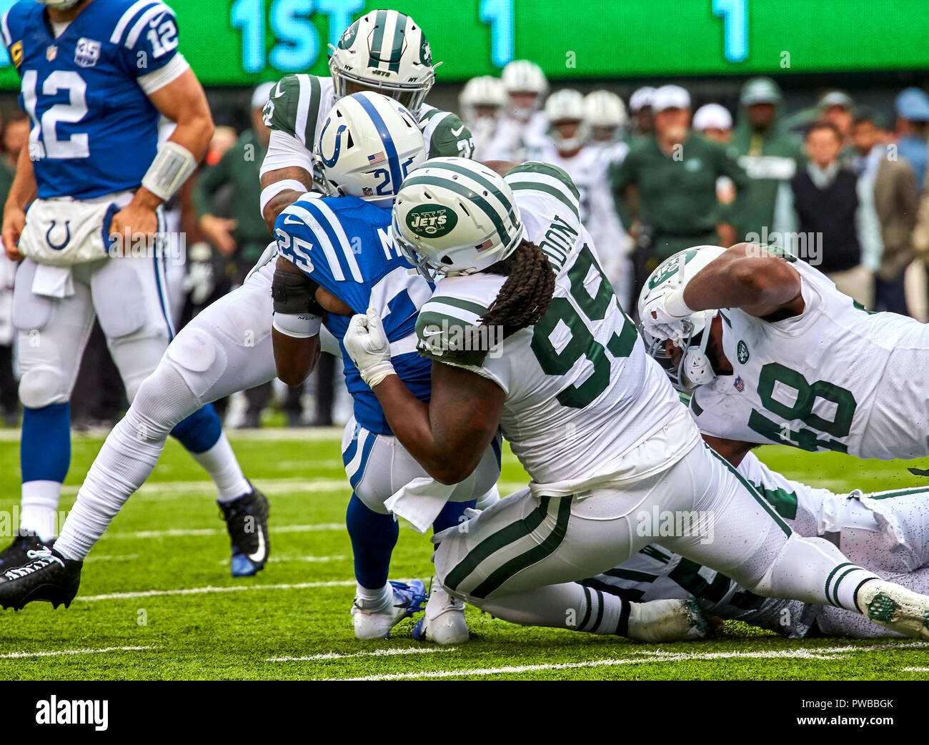 East Rutherford, New Jersey, USA. 14 Okt, 2018. New York Jets Nase Gerät Steve McLendon (99) packt Indianapolis Colts zurück laufen Marlon Mack (25) Während ein NFL Spiel zwischen den Indianapolis Colts und die New York Jets an MetLife Stadium in East Rutherford, New Jersey. Die Düsen besiegten die Colts 42-34. Duncan Williams/CSM/Alamy leben Nachrichten Stockfoto