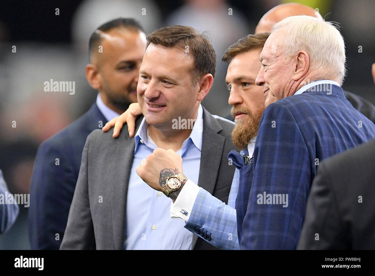 Arlington, Texas, USA. 14 Okt, 2018. Der ehemalige UFC Champion Connor McGregor vor der NFL Football Spiel zwischen den Jacksonville Jaguars und den Dallas Cowboys bei AT&T Stadium in Arlington, Texas. Shane Roper/Cal Sport Media/Alamy leben Nachrichten Stockfoto