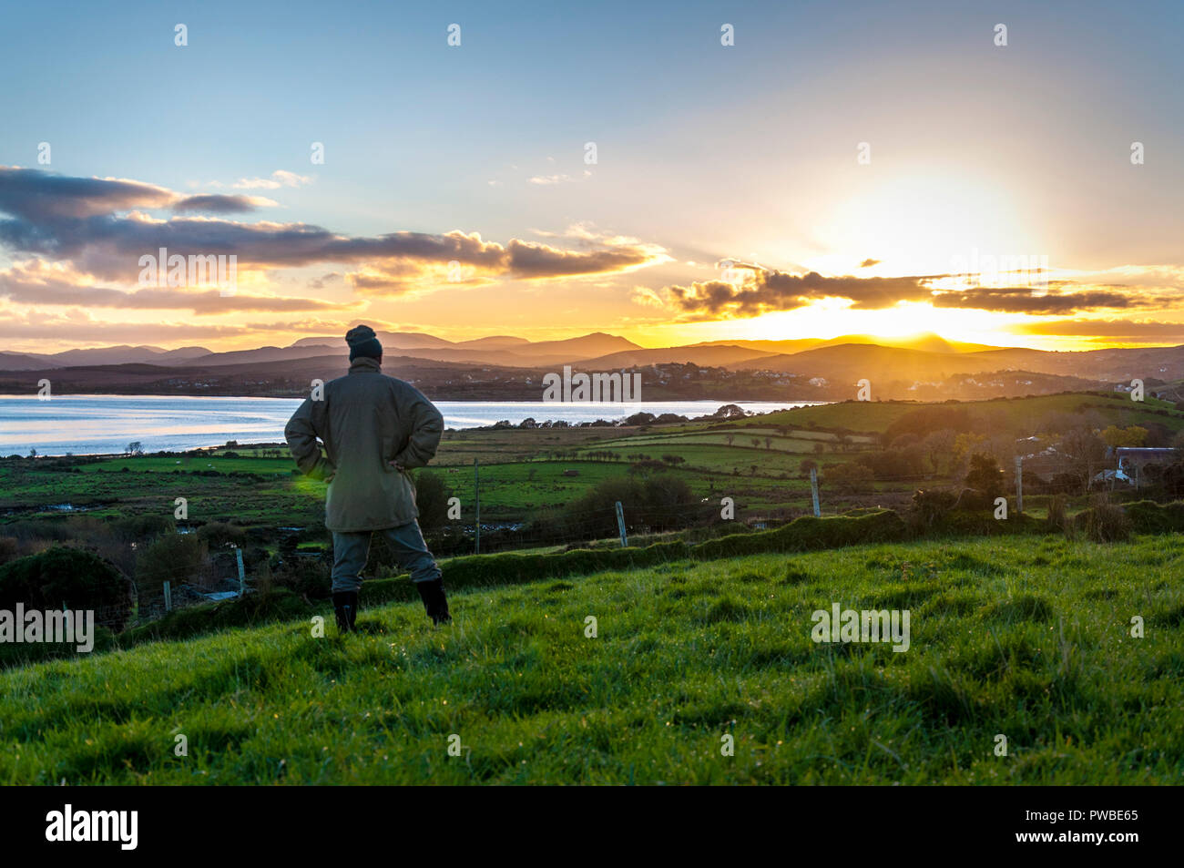 Ardara, County Donegal, Irland Wetter. 15. Oktober 2018. Ein Bauer Uhren den Sonnenaufgang über seine Felder an der Nordwestküste. Credit: Richard Wayman/Alamy leben Nachrichten Stockfoto