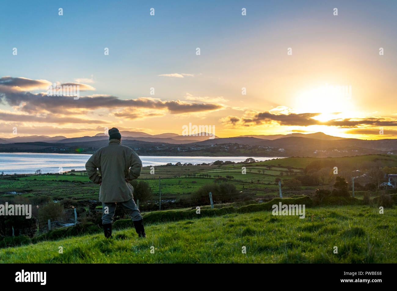Ardara, County Donegal, Irland Wetter. 15. Oktober 2018. Ein Bauer Uhren den Sonnenaufgang über seine Felder an der Nordwestküste. Credit: Richard Wayman/Alamy leben Nachrichten Stockfoto