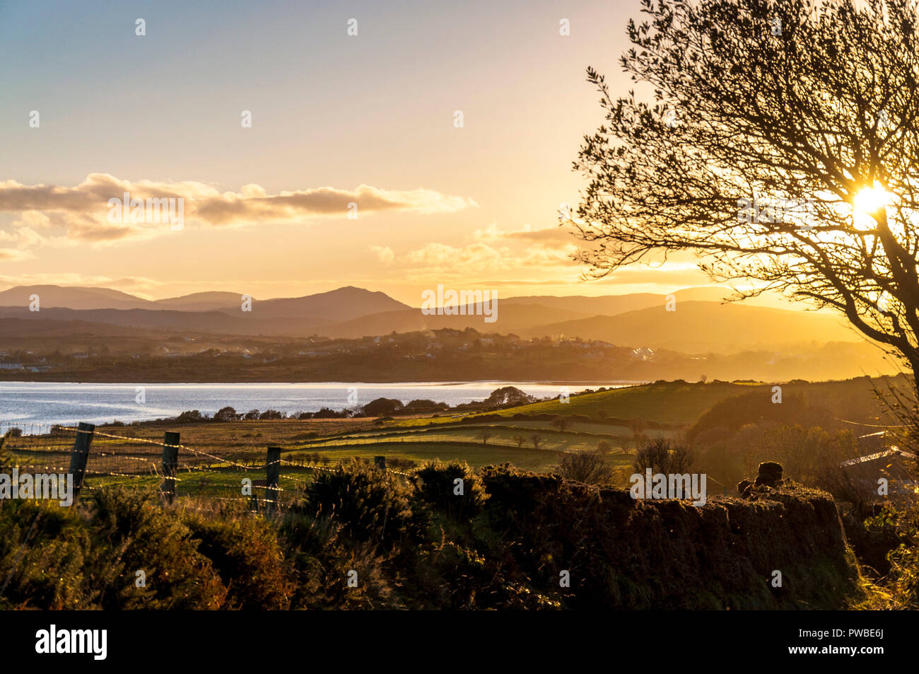 Ardara, County Donegal, Irland Wetter. 15. Oktober 2018. Die Sonne über dem Dorf an der Nordwestküste. Credit: Richard Wayman/Alamy leben Nachrichten Stockfoto