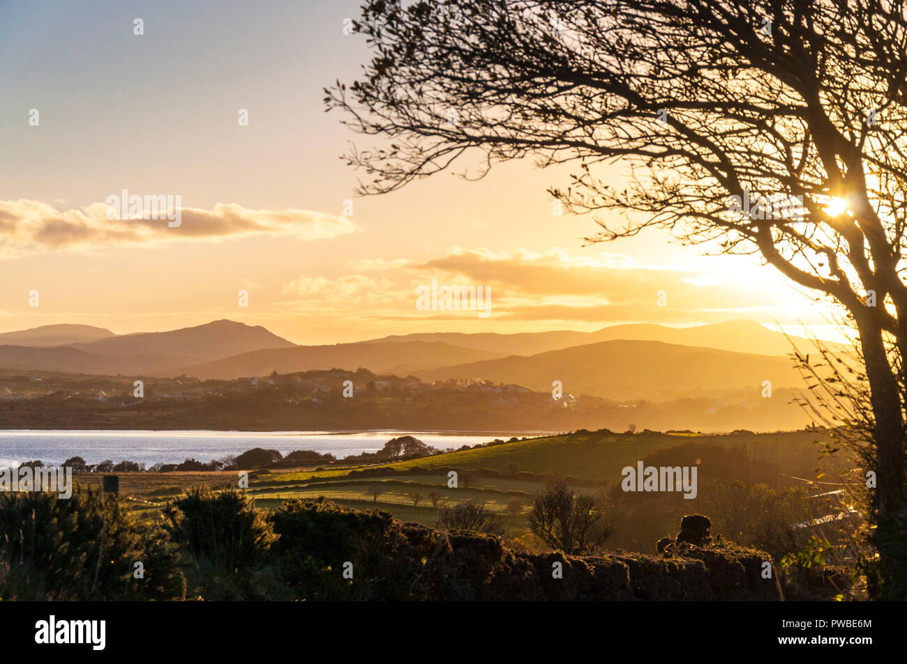 Ardara, County Donegal, Irland Wetter. 15. Oktober 2018. Die Sonne über dem Dorf an der Nordwestküste. Credit: Richard Wayman/Alamy leben Nachrichten Stockfoto