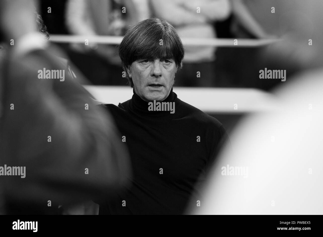 Joachim Loew (LV? W, Yogi, Bundescoach GER) während der Nationalhymne, Gesang, Präsentation, Präsentation, Aufstellung, vor dem Start des Spiels, Zeremonie, bis Zeile, Büste, Schwarz, Weiß, Schwarz, Weiß, Bw, sw, Fußball-Legende, Nationen Liga, Niederlande (NED) - Deutschland (GER) 3:0, am 13.10.2018 in der Johan Cruyff Arena in Amsterdam/Niederlande. € | Nutzung weltweit Stockfoto