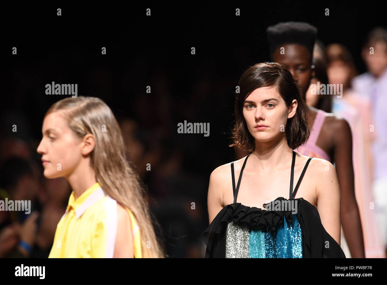 Lissabon, Portugal. 14 Okt, 2018. Modelle Kreationen der Portugiesischen designer Kolovrat während der 51 Lissabon Fashion Week in Lissabon, Portugal, 14.10.2018. Credit: Zhang Liyun/Xinhua/Alamy leben Nachrichten Stockfoto