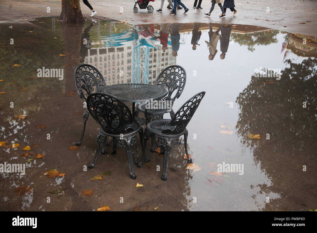 London, Großbritannien. 15 Okt, 2018. Eine Sitzecke auf Londoner Southbank s durch Wasser aus der Zeit nach dem Sturm Callum an einem bewölkten Herbst Tag wie große Teile der britischen überschwemmt wurden durch überschwemmung Credit: Amer ghazzal/Alamy Live News hit Stockfoto