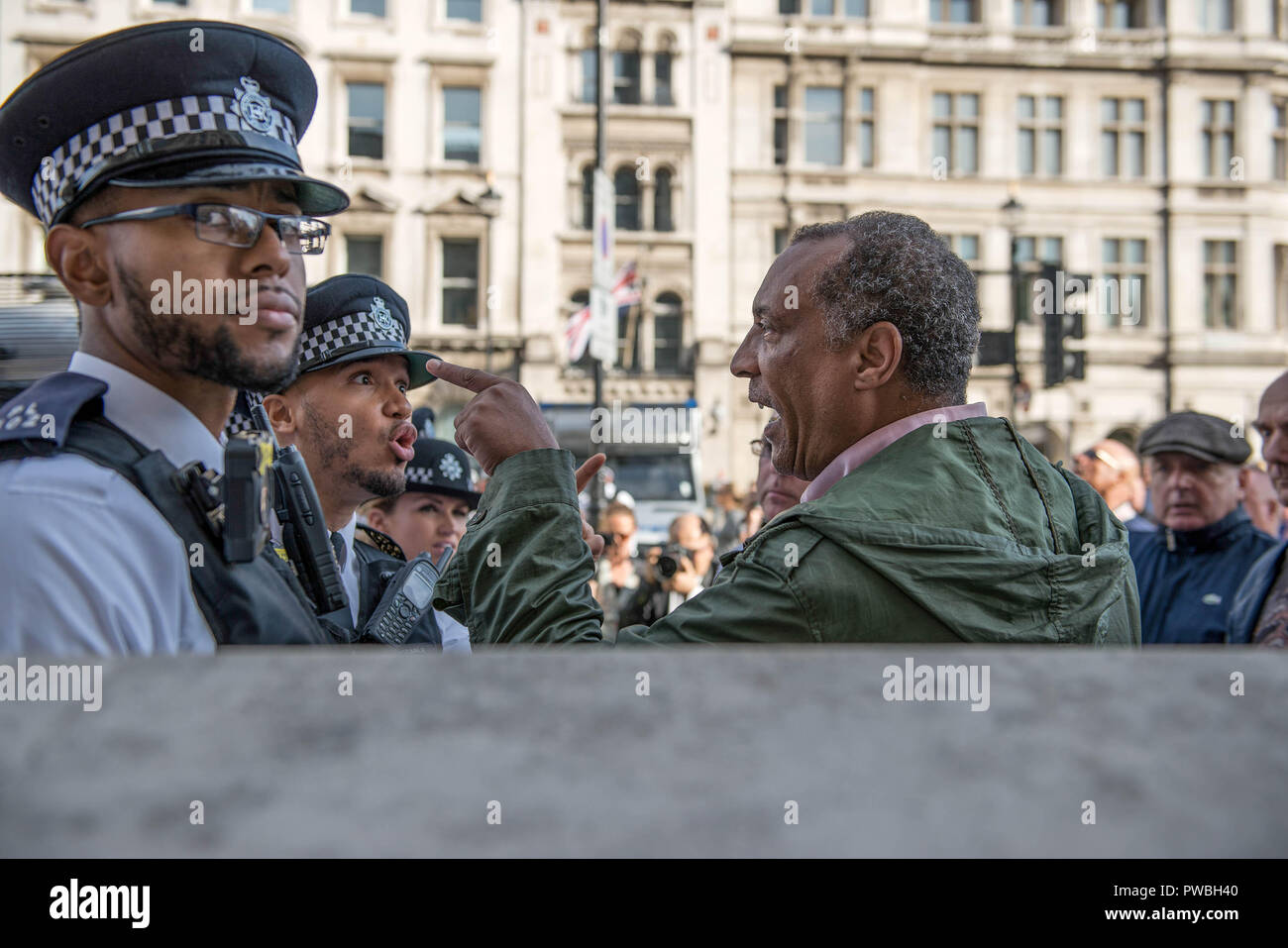 Anhänger des Fußball-Jungs Alliance (DFLA) Zusammentreffen mit Polizei, wie sie in der Nähe der antifaschistischen Demonstration gegen die DFLA in London zu kommen versuchen. Gegendemonstration von United gegen Rassismus und Islamophobie, Gewerkschaften organisiert und Stand bis zu Rassismus marschierten von Old Palace Yard zu Whitehall in einem Versuch, die Route der Demokratischen Fußball Jungs Alliance (DFLA) März in London zu blockieren. Während der Demonstration gab es Vorfälle, bei denen DFLA Unterstützer versucht, in der Nähe des anti-rassistischen Demonstranten, die von der Polizei kontrolliert wurden. Stockfoto