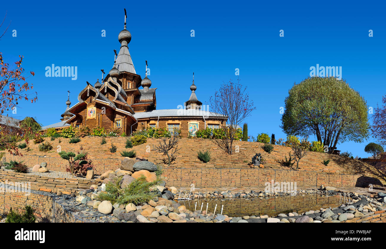Novokuznetsk, Russland - Oktober 09, 2018: Holz- christlichen Tempel der Heiligen Märtyrer Johannes Krieger auf der Spitze des Berges, von der traditionellen Technologie gebaut Stockfoto
