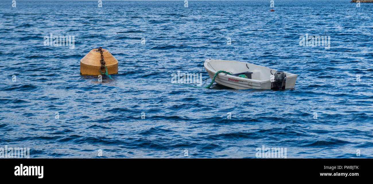 Ein Boot neben einem in der Straße von Kyle Rhea, Kylerhea, Glenelg, Isle Of Skye, Schottland, Großbritannien zu Boje Stockfoto