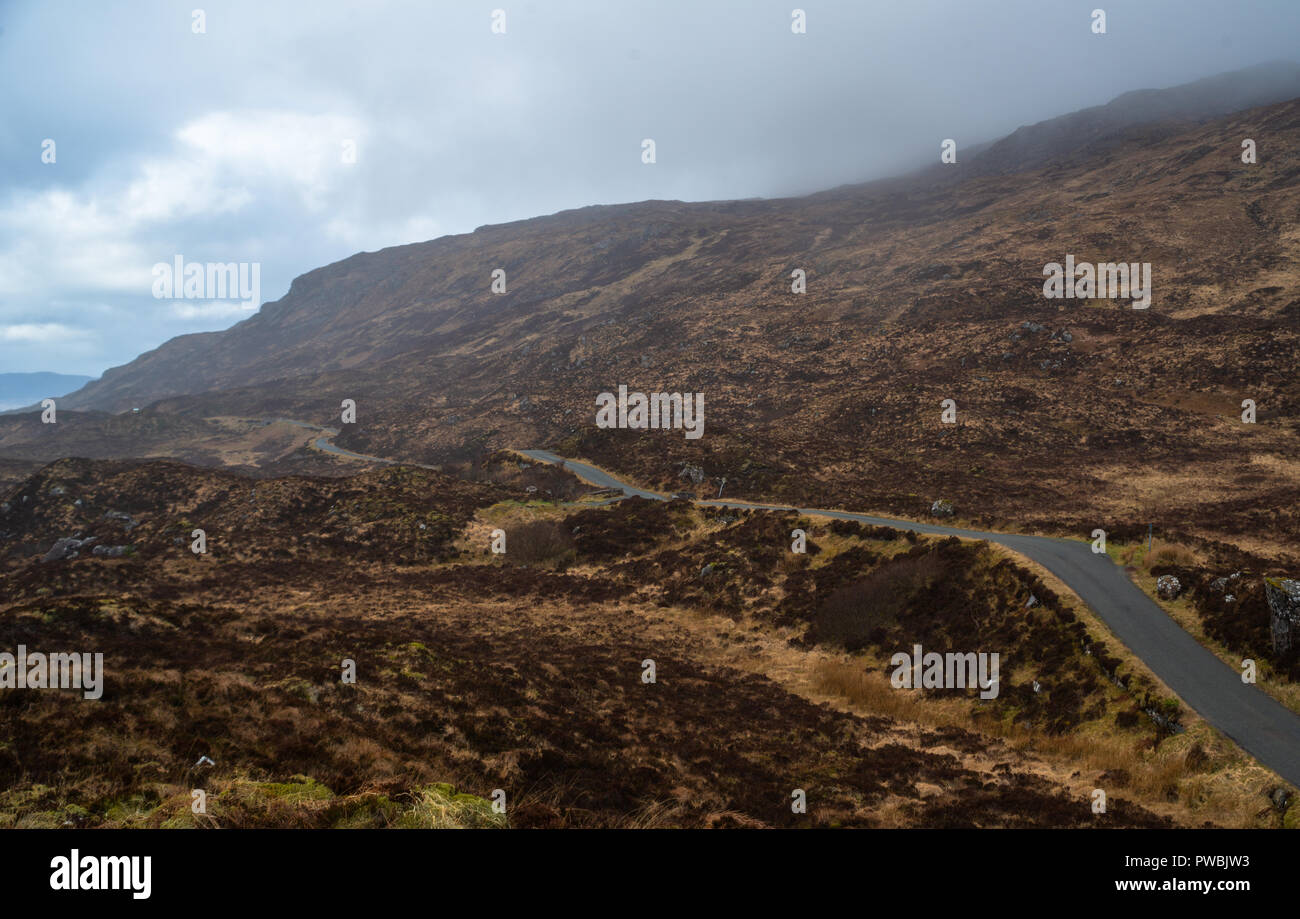 Kurvige Landstraße durch Sumpfland, in Richtung Broadford, Isle of Skye, Äußere Hebriden, Schottland, Großbritannien Stockfoto