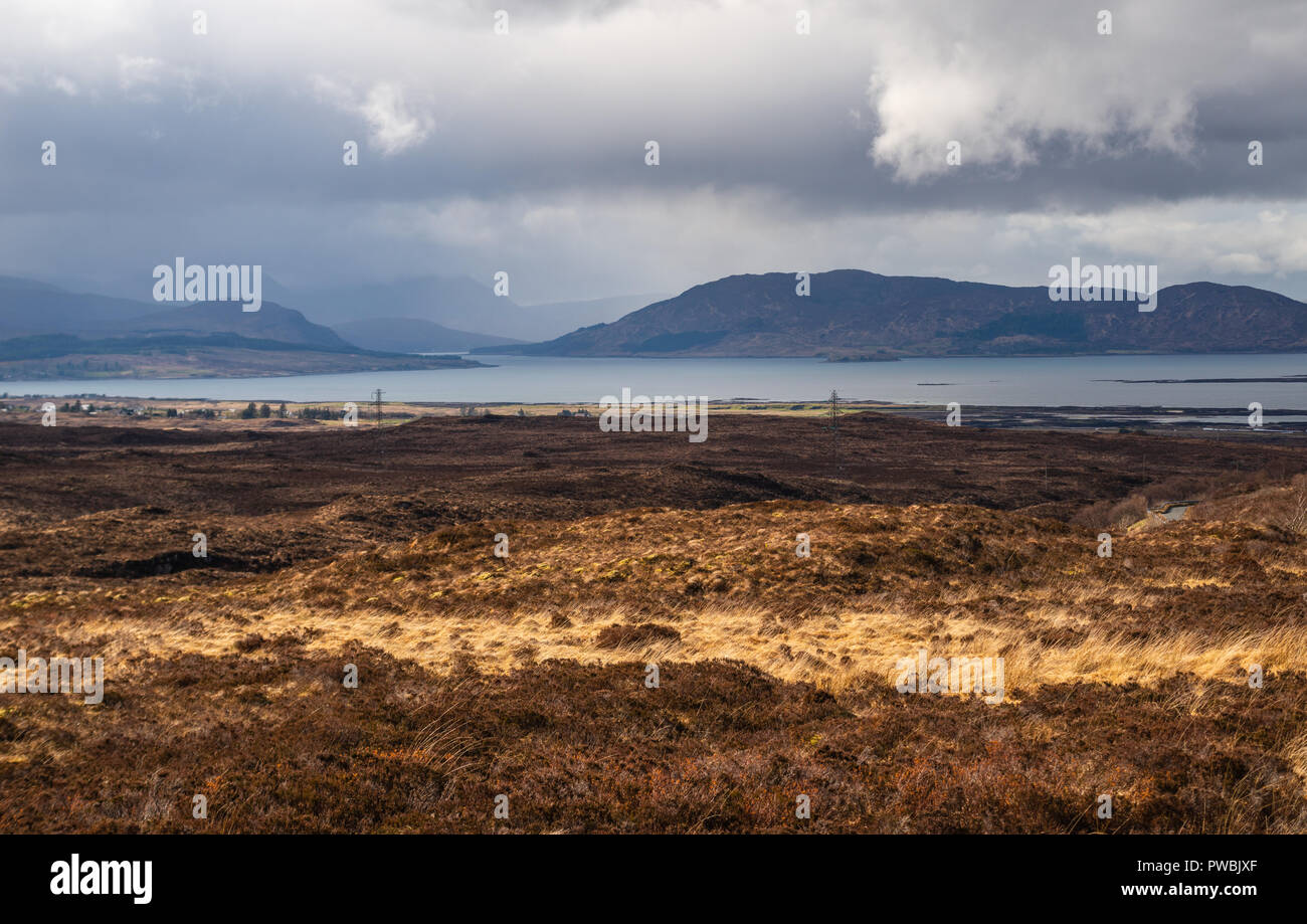 Kurvige Landstraße durch Sumpfland, in Richtung Broadford, Isle of Skye, Äußere Hebriden, Schottland, Großbritannien Stockfoto