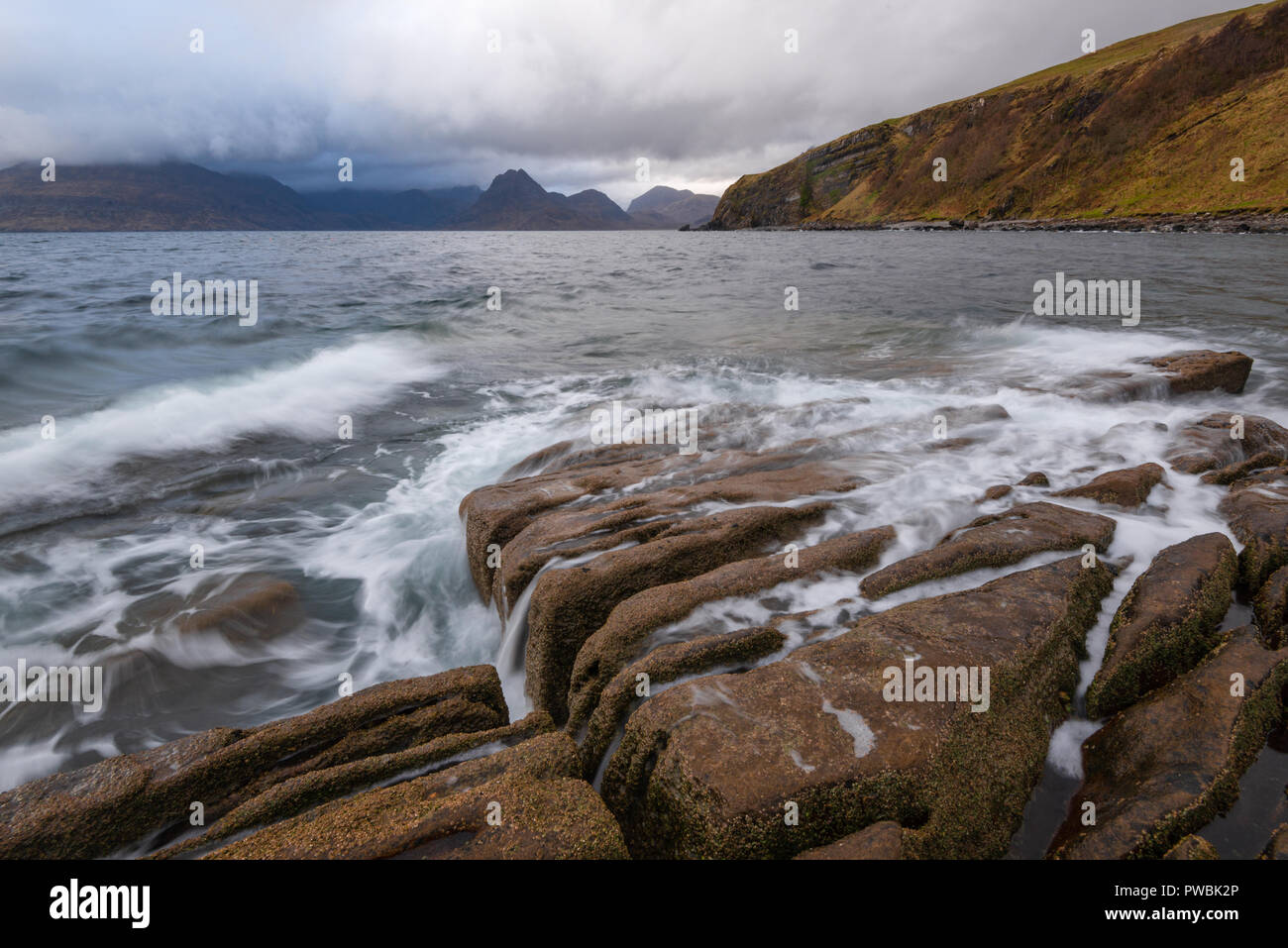 Wilden Strand von Elgol, Panoramaaussicht auf den schwarzen Cuillin Mountain ridge, Elgol, Isle of Skye, Schottland, Großbritannien Stockfoto