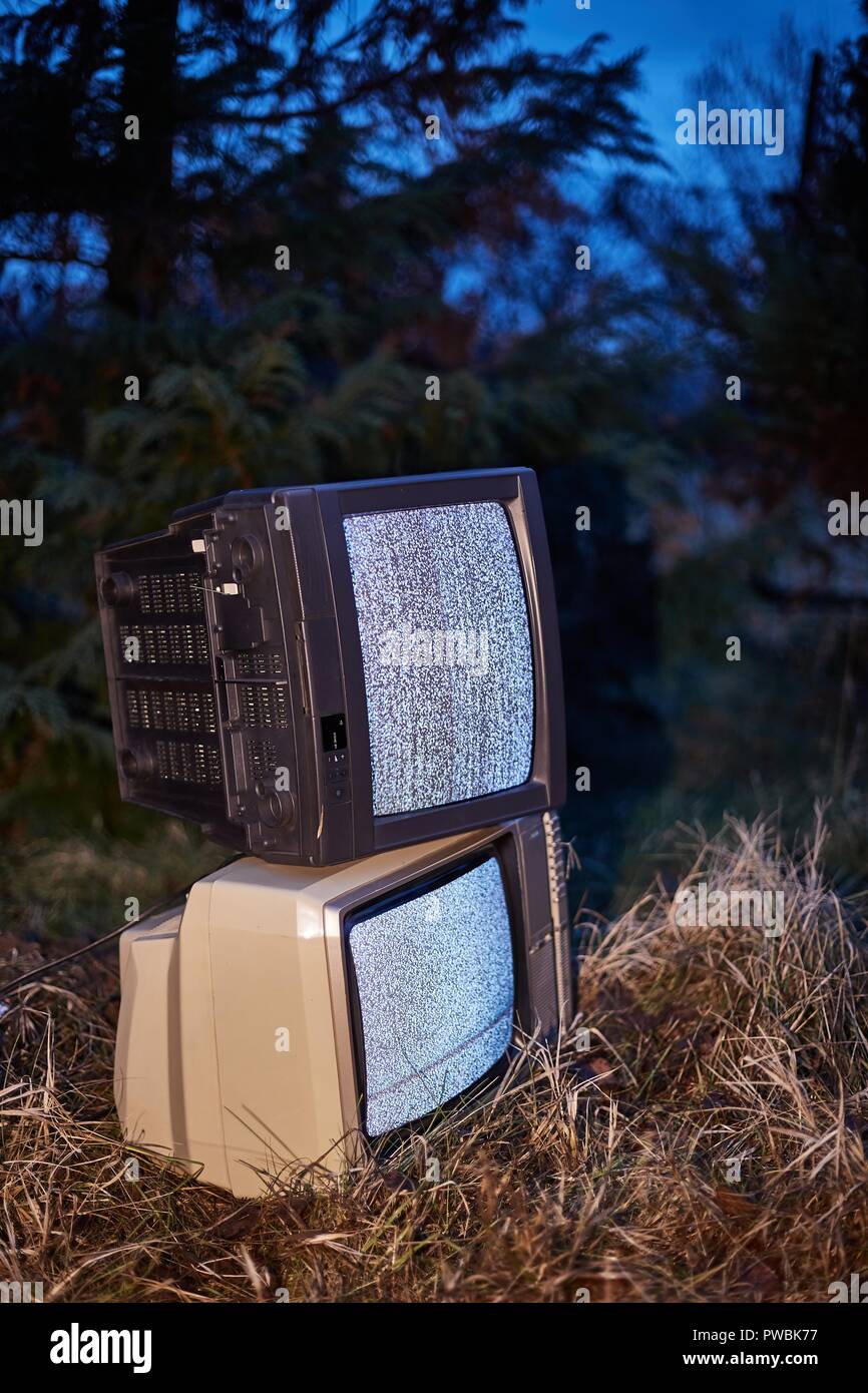 TV kein Signal im Gras Stockfoto