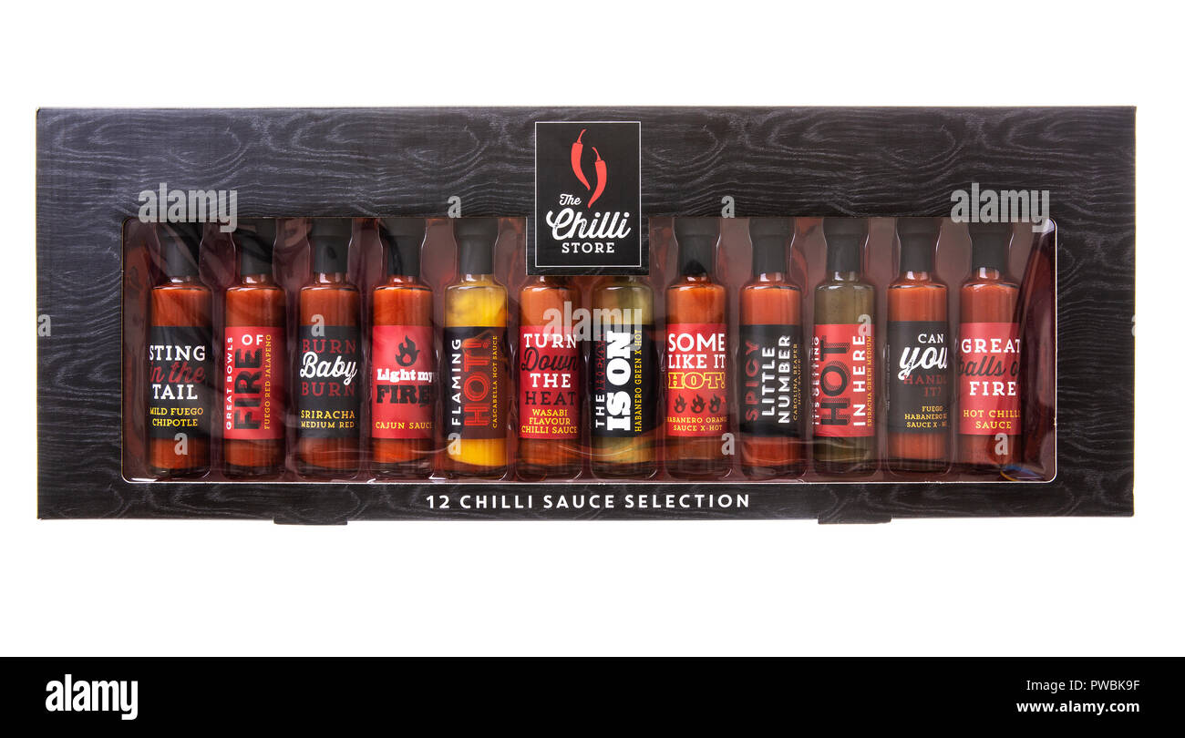 SWINDON, UK - Oktober 14, 2018: 12 Chili Sauce Auswahl aus dem Chili Store auf einem weißen Hintergrund. Stockfoto
