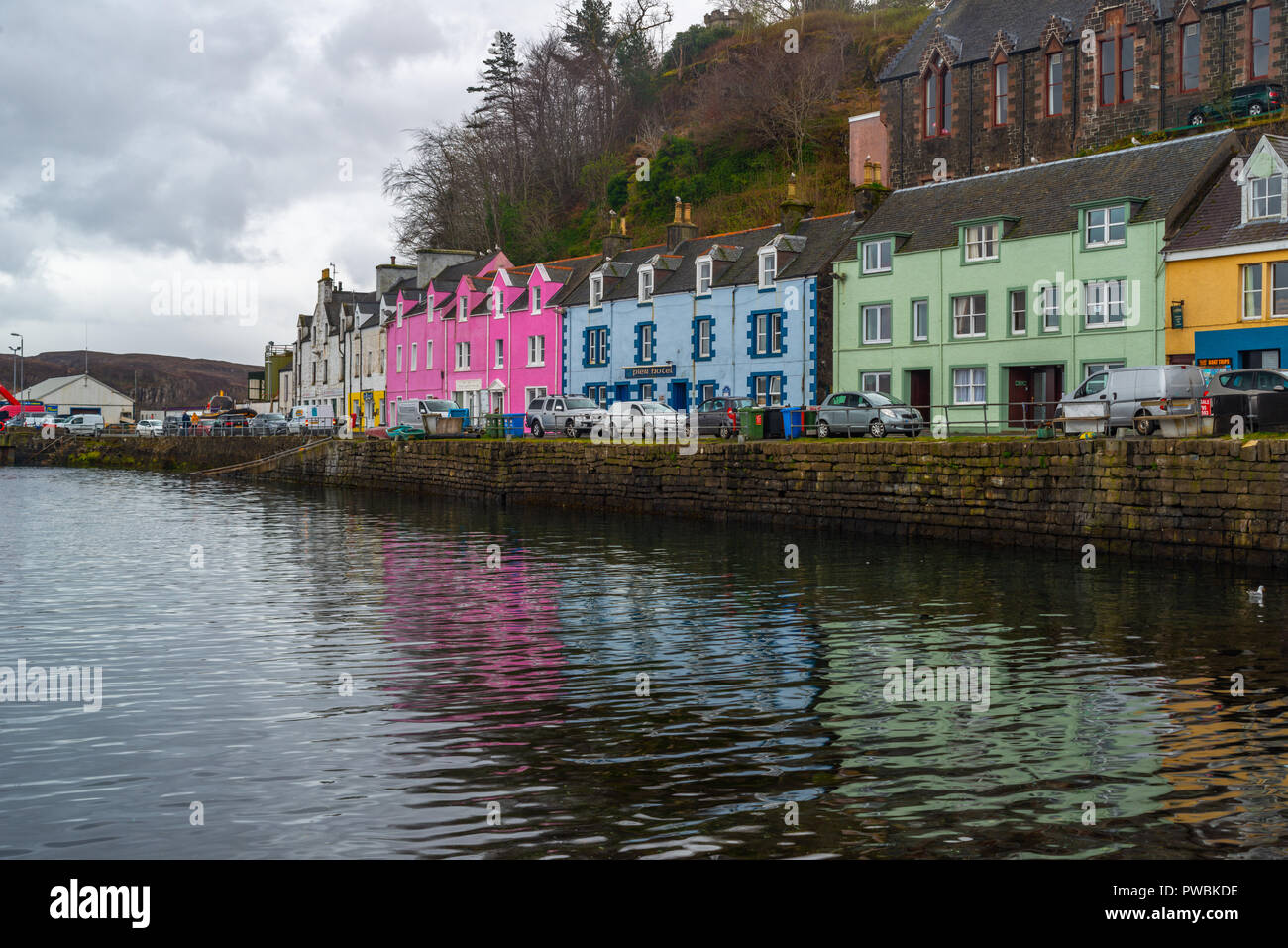 Bunte Häuser am alten Hafen von Portree auf der Insel Skye, Schottland, Vereinigtes Königreich Stockfoto