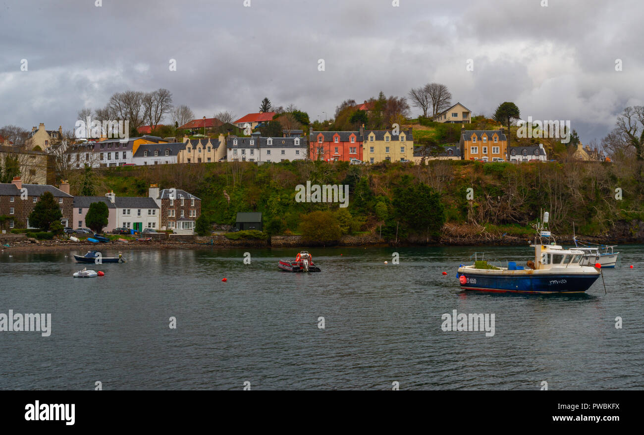 Bunte Häuser und Boote am alten Hafen von Portree auf der Insel Skye, Schottland, Vereinigtes Königreich Stockfoto