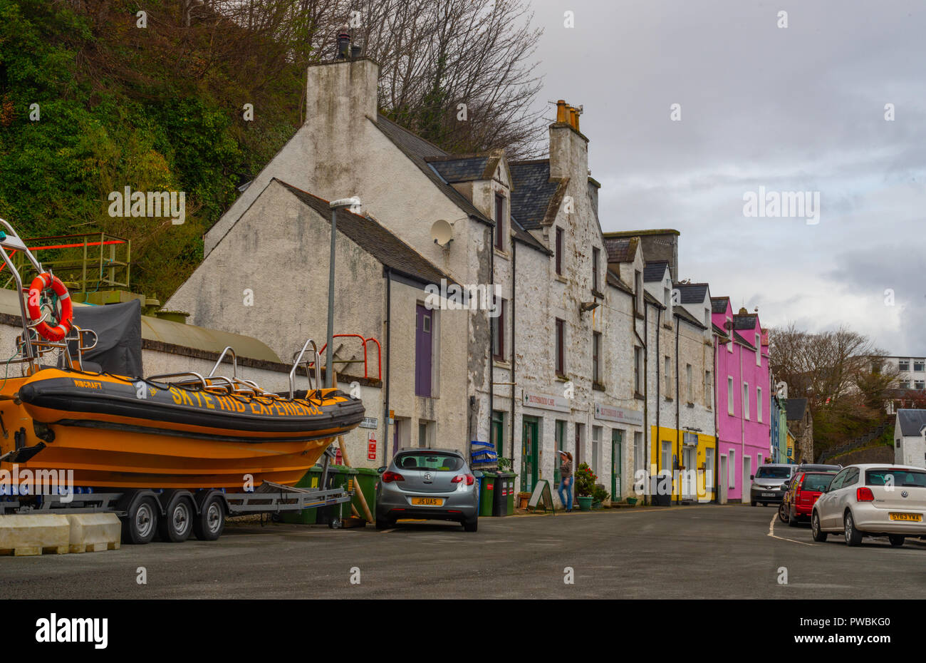 Bunte Häuser am alten Hafen von Portree auf der Insel Skye, Schottland, Vereinigtes Königreich Stockfoto