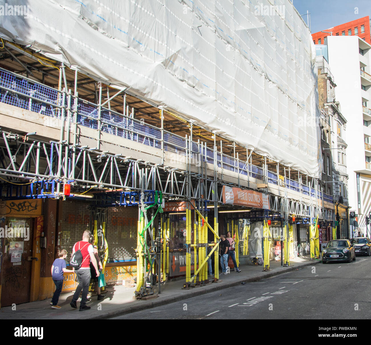 Zugenagelten und verlassenen Musik Shops auf Dänemark Straße, das ehemalige Haus der britischen Musikindustrie, und einmal als Tin Pan Alley, London, UK Stockfoto