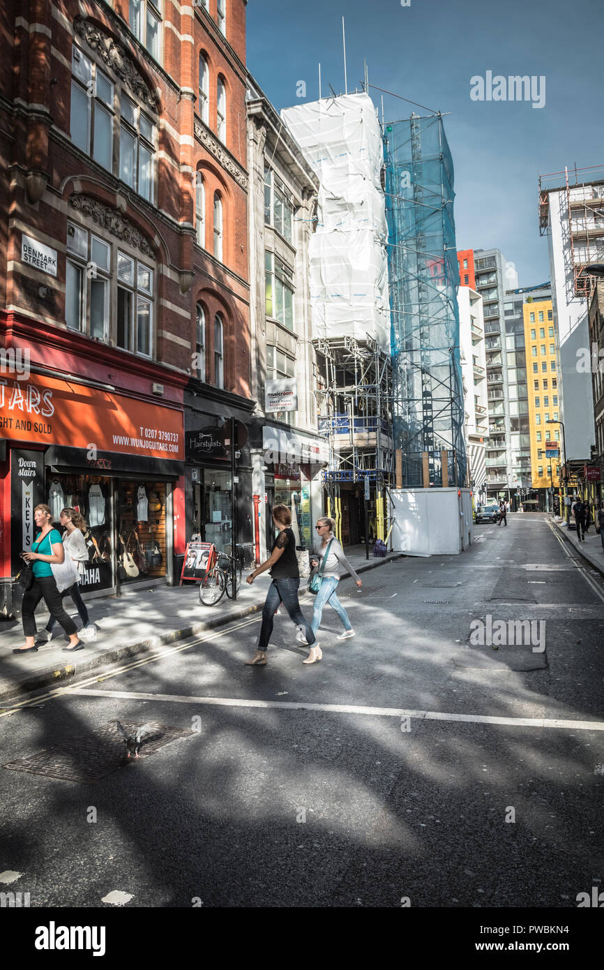 Zugenagelten und verlassenen Musik Shops auf Dänemark Straße, das ehemalige Haus der britischen Musikindustrie, und einmal als Tin Pan Alley, London, UK Stockfoto