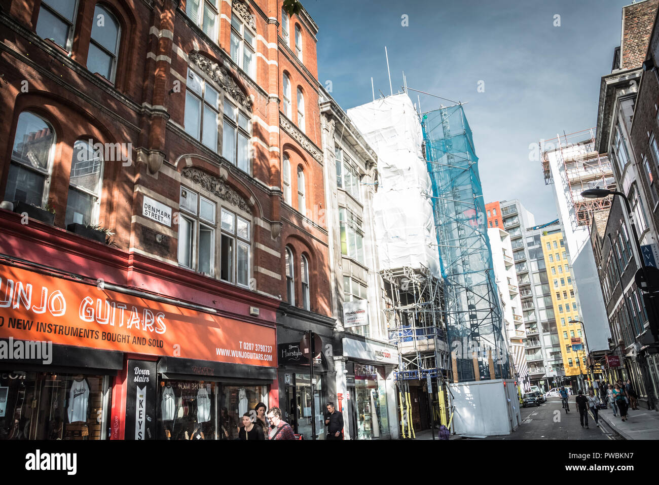 Zugenagelten und verlassenen Musik Shops auf Dänemark Straße, das ehemalige Haus der britischen Musikindustrie, und einmal als Tin Pan Alley, London, UK Stockfoto