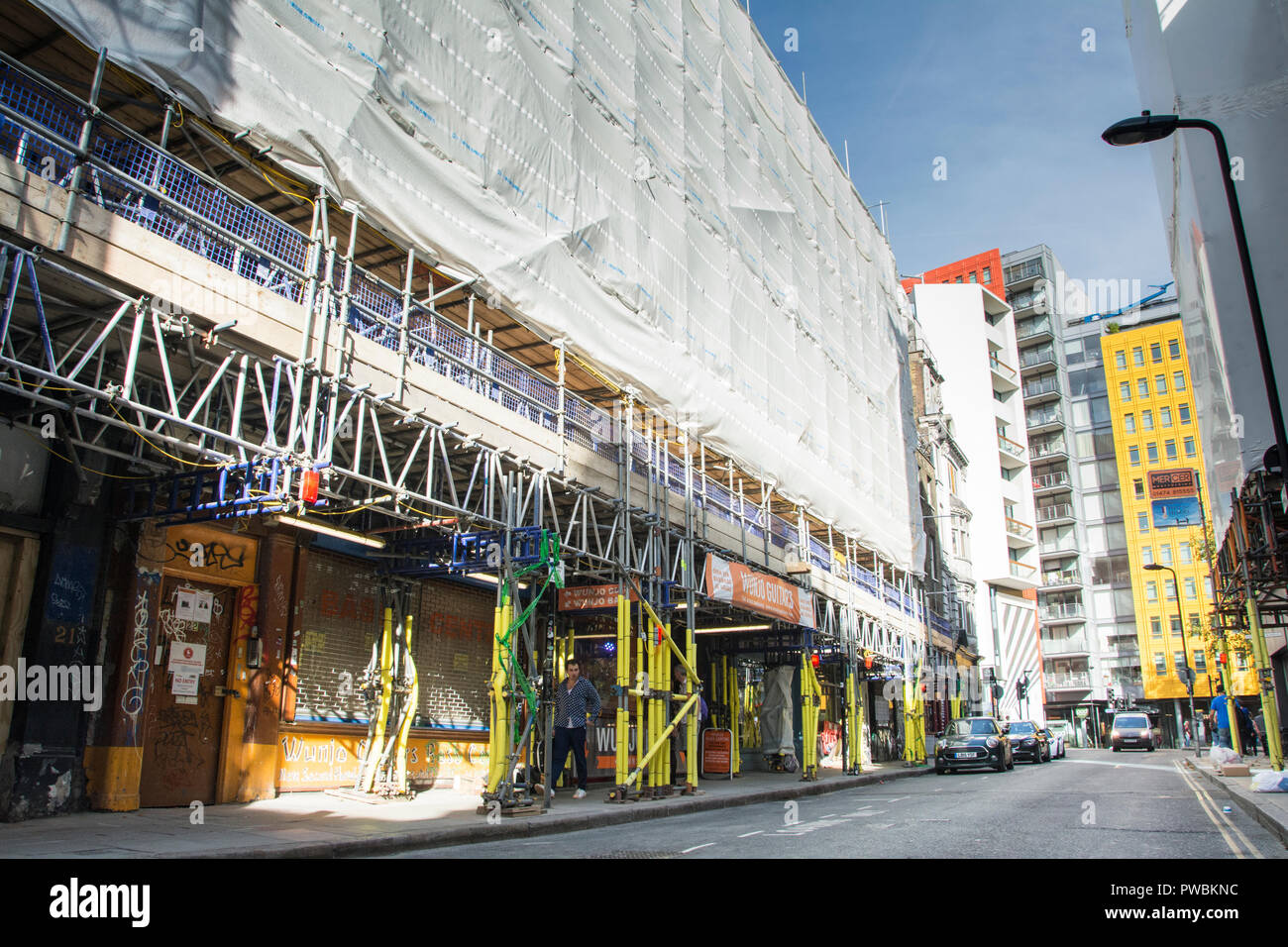 Zugenagelten und verlassenen Musik Shops auf Dänemark Straße, das ehemalige Haus der britischen Musikindustrie, und einmal als Tin Pan Alley, London, UK Stockfoto