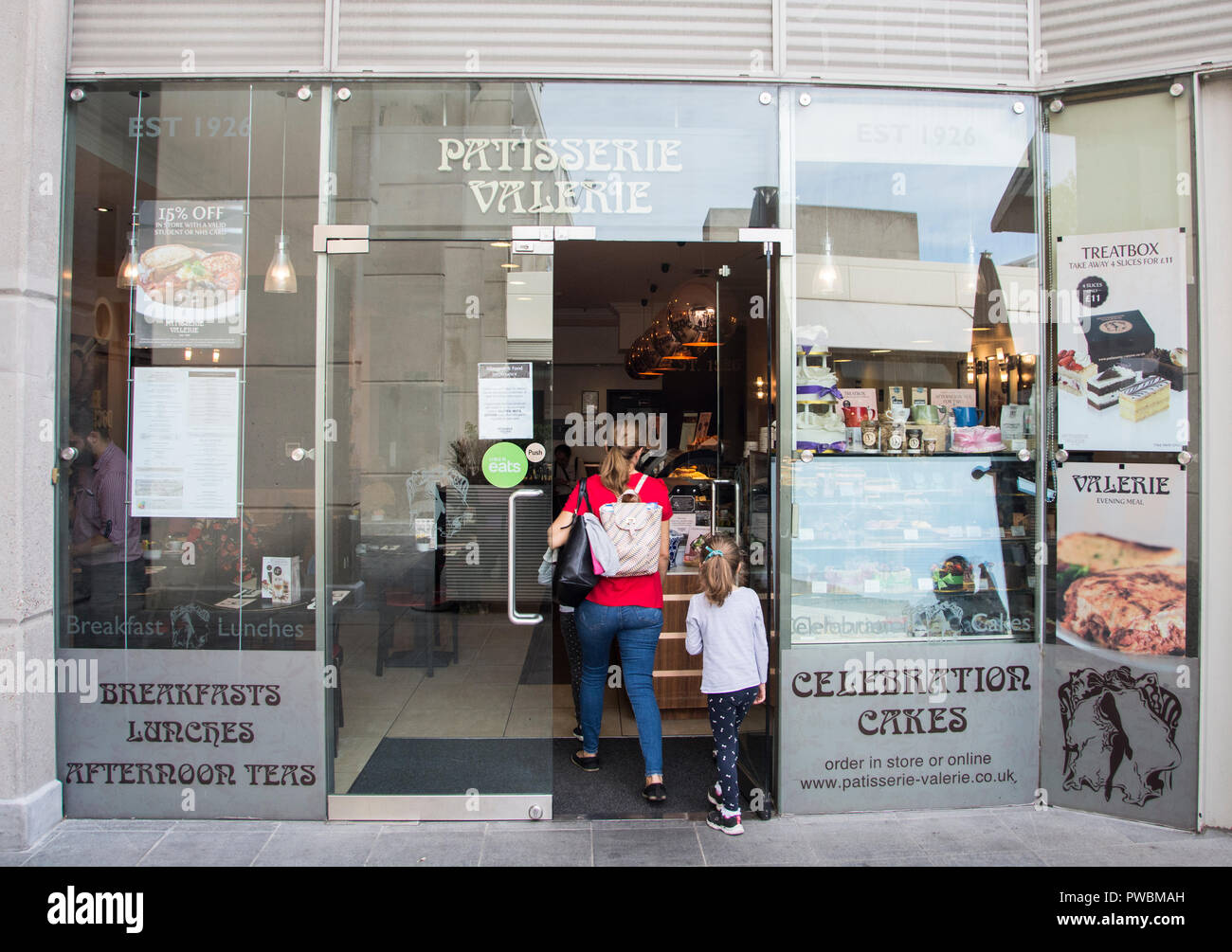 Patisserie Valerie cafe in Brunswick Square, London, reitet der Sturm über finanzielle Unregelmäßigkeiten Stockfoto