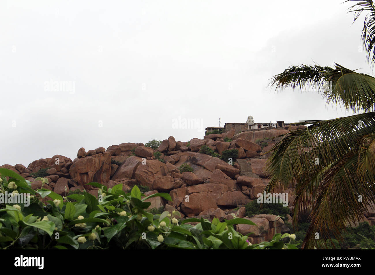 Auf dem Weg zum Hügel Matanga verloren. Es gibt einen Tempel. In Hampi, Indien, August 2018. Stockfoto