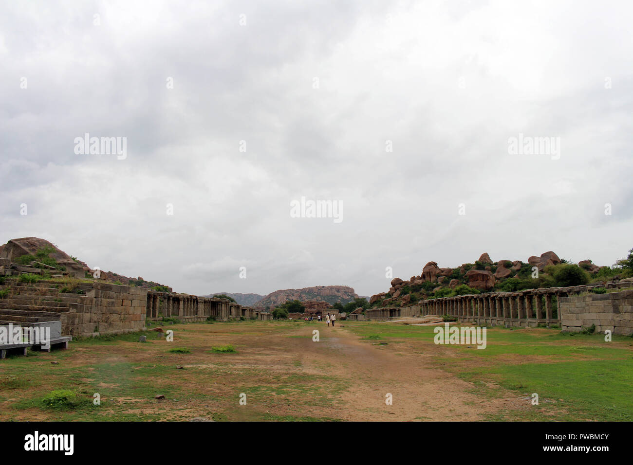 Ein Tempel am Fuße der Matanga Hill. Es gibt einen weiteren Tempel. In Hampi, Indien, August 2018. Stockfoto