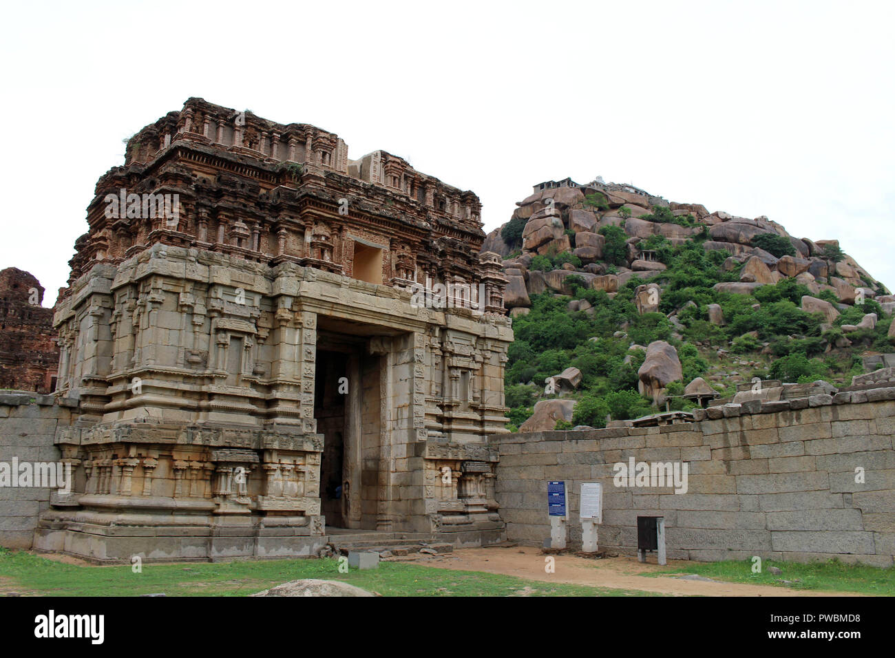 Ein Tempel am Fuße der Matanga Hill. Es gibt einen weiteren Tempel. In Hampi, Indien, August 2018. Stockfoto