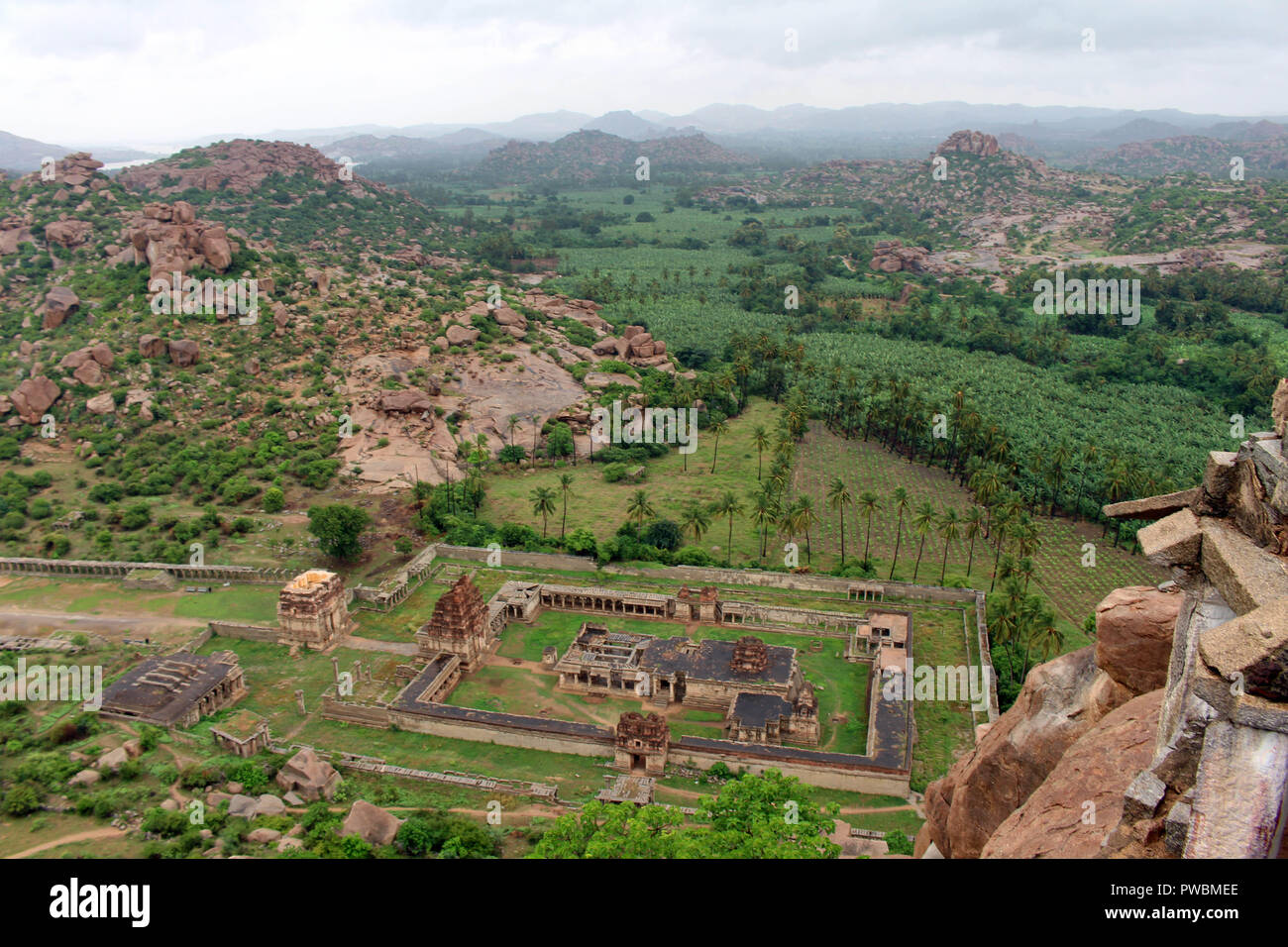 Die herrlichen, wunderschönen, atemberaubenden Blick auf Hampi Ruinen (und Virupaksha Temple) von matanga Hill. In Indien genommen, August 2018. Stockfoto