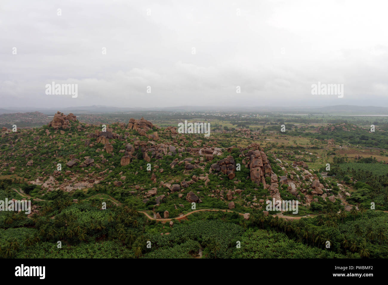 Die herrlichen, wunderschönen, atemberaubenden Blick auf Hampi Ruinen (und Virupaksha Temple) von matanga Hill. In Indien genommen, August 2018. Stockfoto