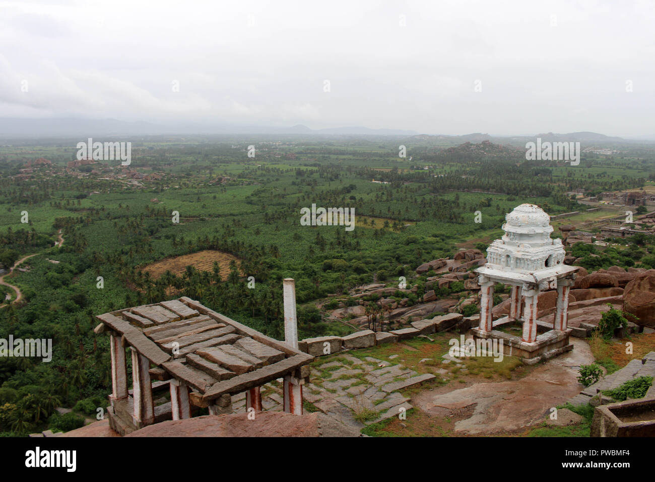 Einen Tempel auf Hampi Matanga Hügel mit Blick auf die Ruinen. In Indien genommen, August 2018. Stockfoto