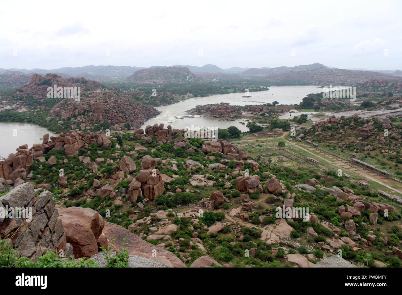 Die herrlichen, wunderschönen, atemberaubenden Blick auf Hampi Ruinen (und Virupaksha Temple) von matanga Hill. In Indien genommen, August 2018. Stockfoto