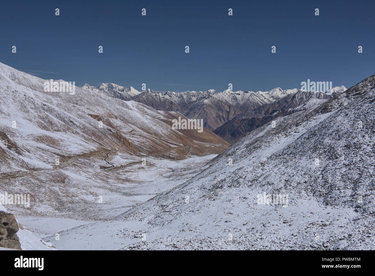 Snowbound Karakorum und das Nubra Tal von der Khardung La Pass, Ladakh, Indien Stockfoto