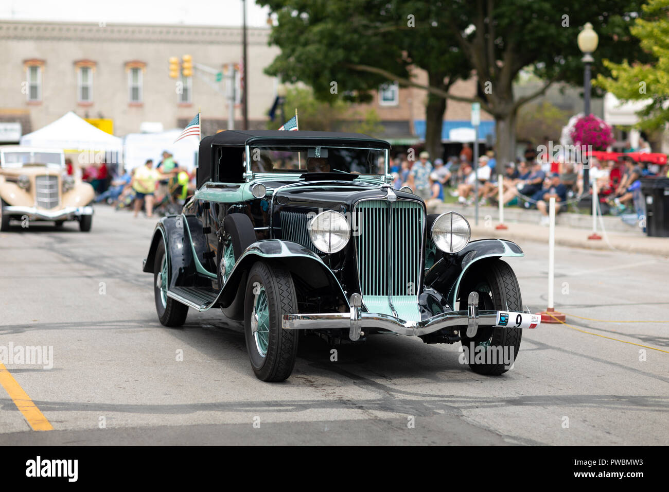 Auburn, Indiana, USA - 9. September 2018 die Auburn Cord Duesenberg Festival, ein Auburn classic car hinunter die Straße während der Parade fahren Stockfoto