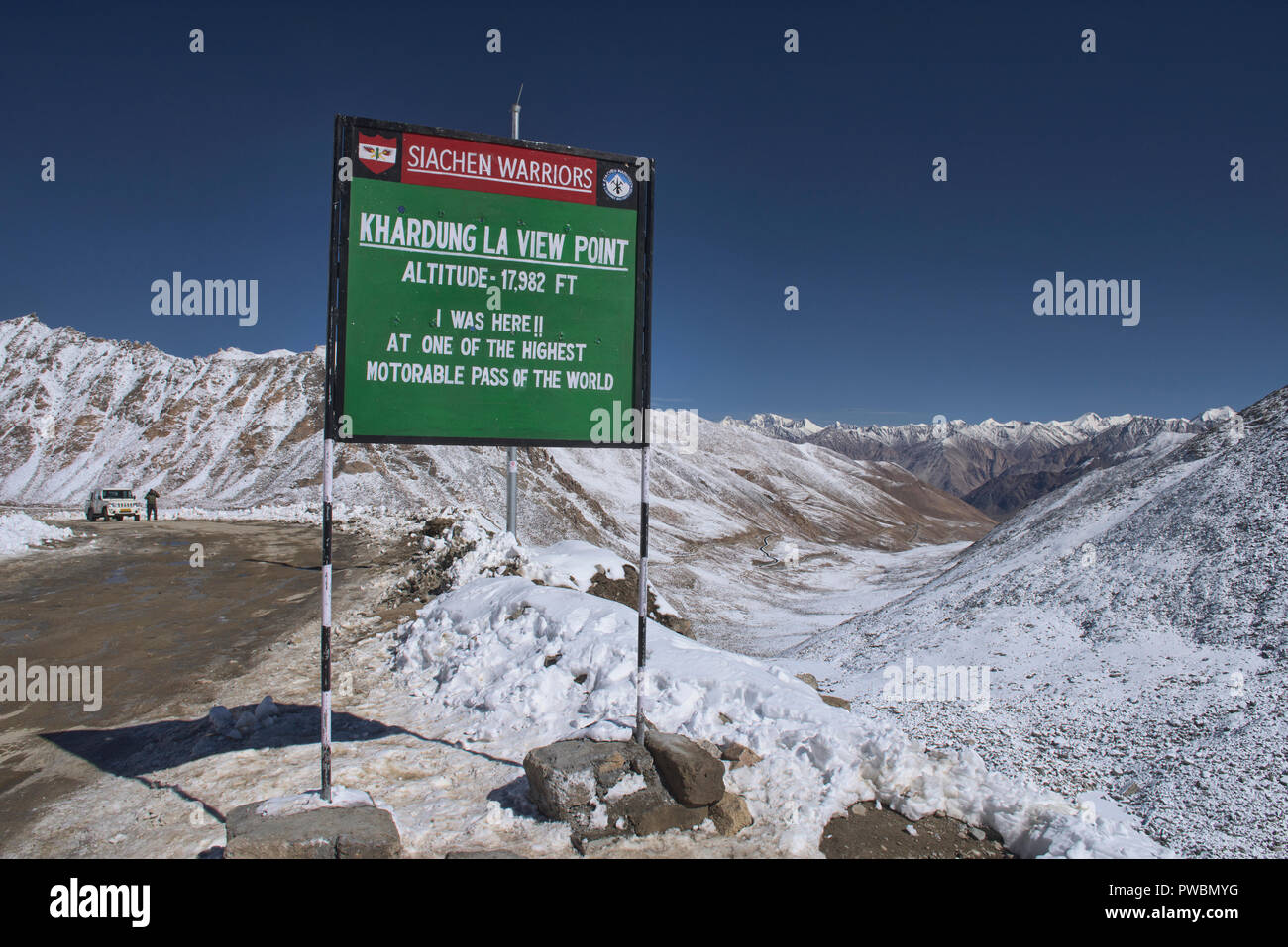 Snowbound Karakorum und das Nubra Tal von der Khardung La Pass, Ladakh, Indien Stockfoto
