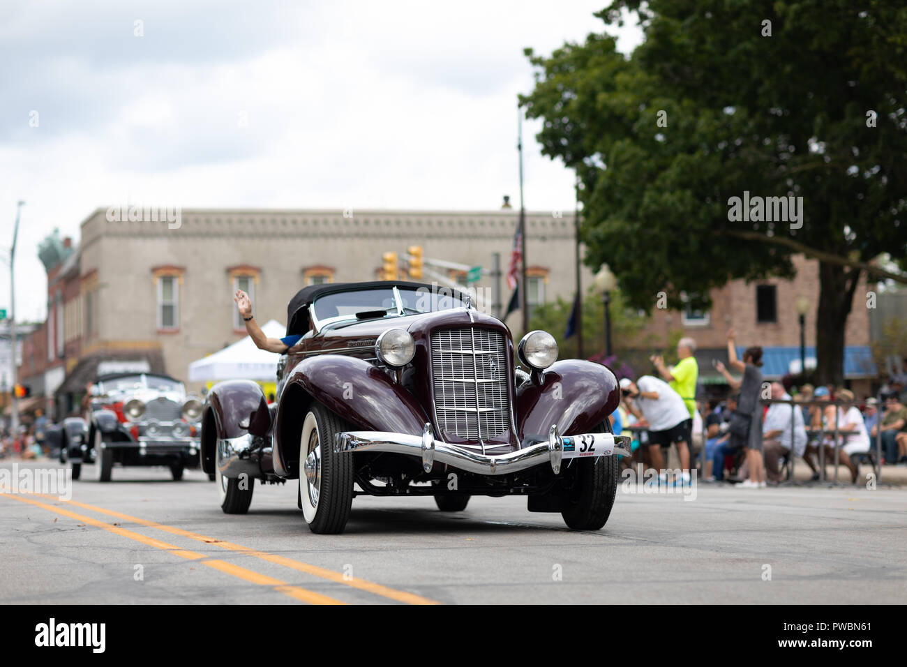 Auburn, Indiana, USA - 9. September 2018 die Auburn Cord Duesenberg Festival, ein Auburn classic car hinunter die Straße während der Parade fahren Stockfoto