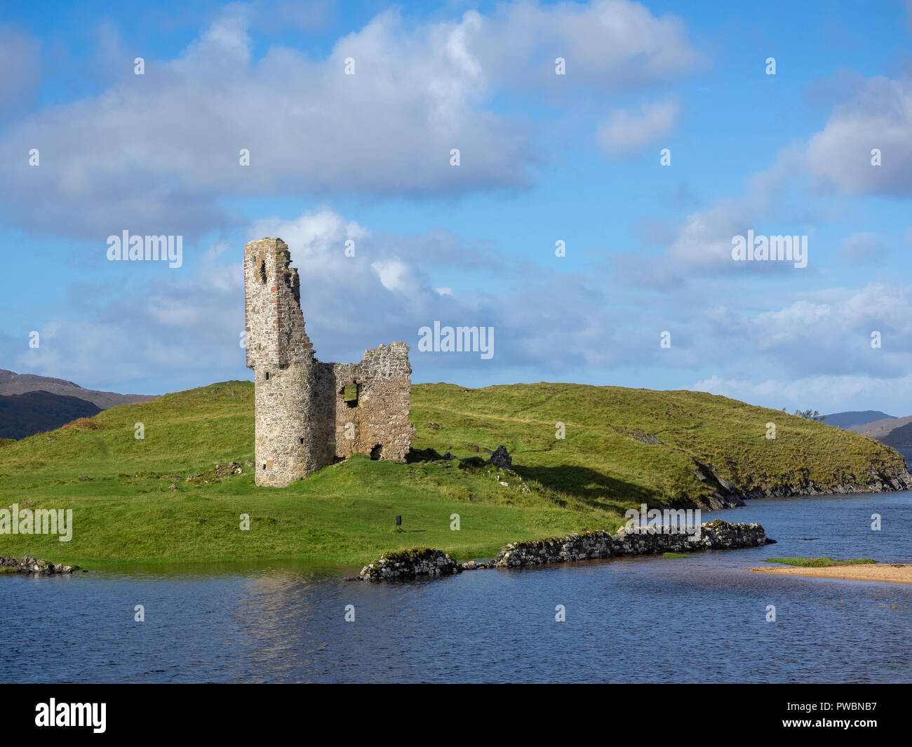 Ardvreck Castle, Loch Assynt, Schottland. Starker Regen ist das Schloss von der Küste abgeschnitten werden. Stockfoto