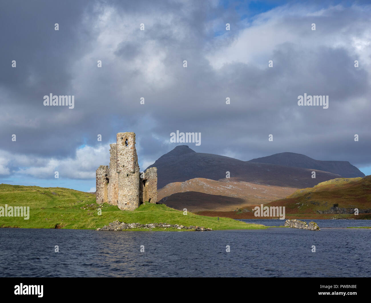 Ardvreck Castle, Loch Assynt, Schottland. Starker Regen ist das Schloss von der Küste abgeschnitten werden. Stockfoto