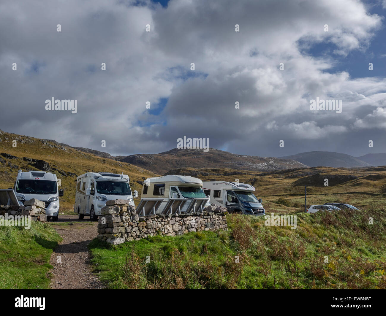 Wohnmobile am Ardvreck Castle Parkplatz geparkt, Nordküste 500 Route, Assynt, Schottland. Wohnmobile (RVs) sind eine beliebte Art des Reisens Schottland Stockfoto