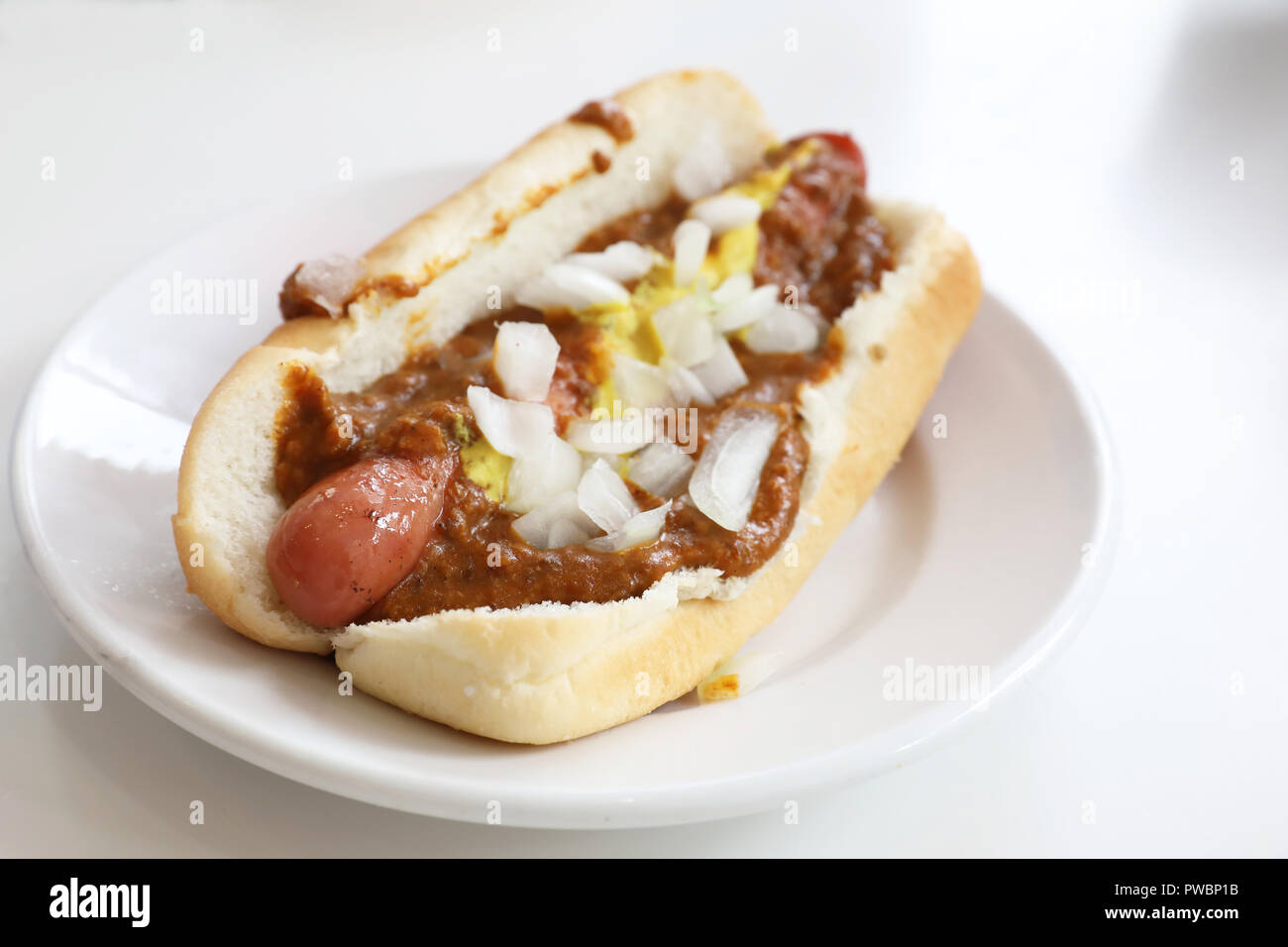 Die ursprünglichen zwei Coney Islands, griechisch-amerikanische Restaurants, in Detroit, das Coney Island Hot Dogs, serviert mit Chili, Zwiebeln und Senf, USA Stockfoto