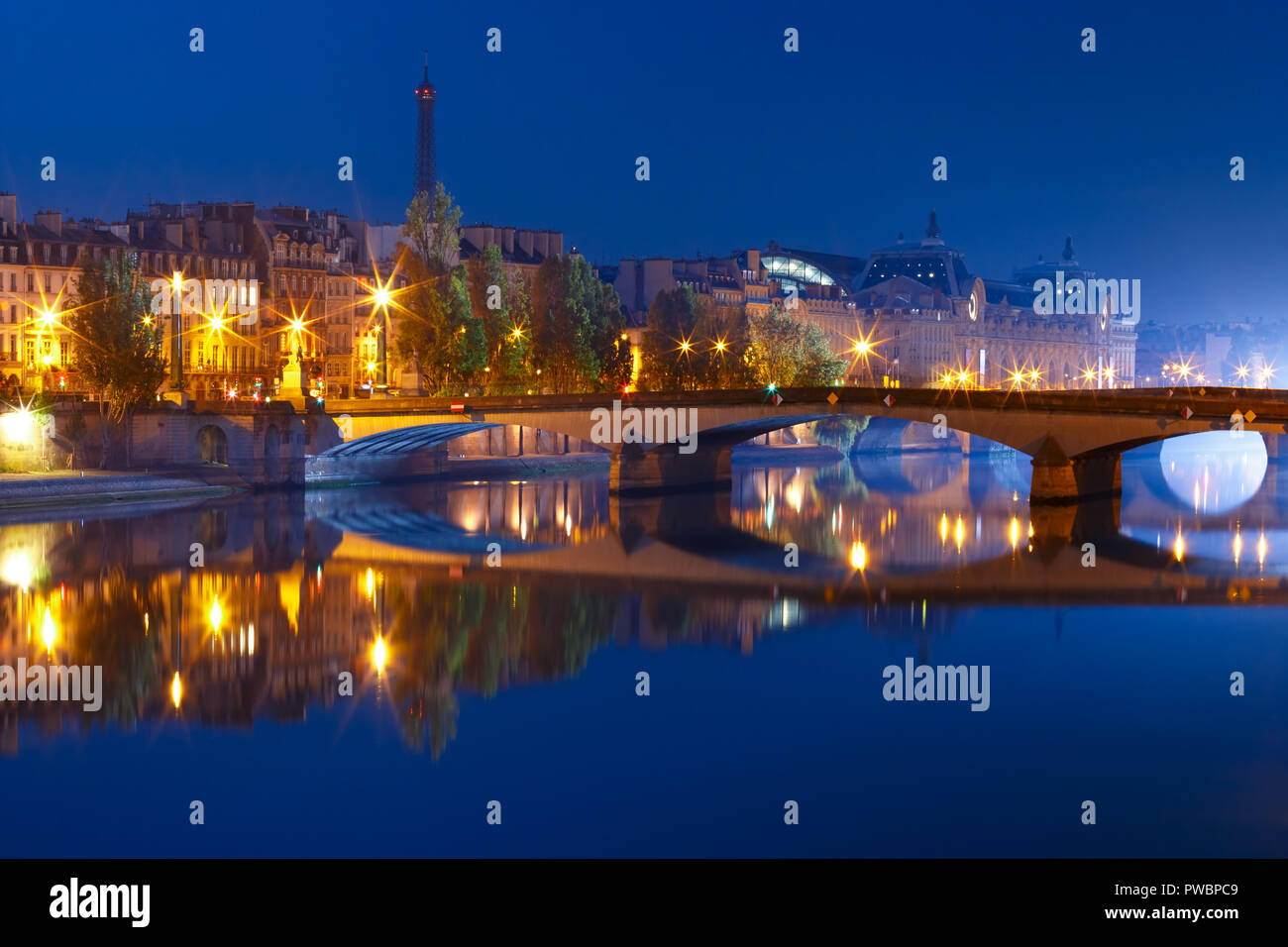 Nacht-Seine, Paris, Frankreich Stockfoto